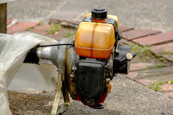 Comment débloquer le boulon qui tient la lame de la tondeuse : les étapes à suivre pour réussir