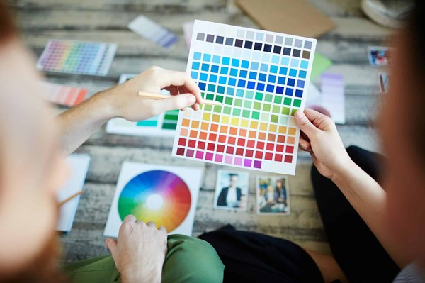 Tendances décoration intérieure : le retour des couleurs vives en 2024